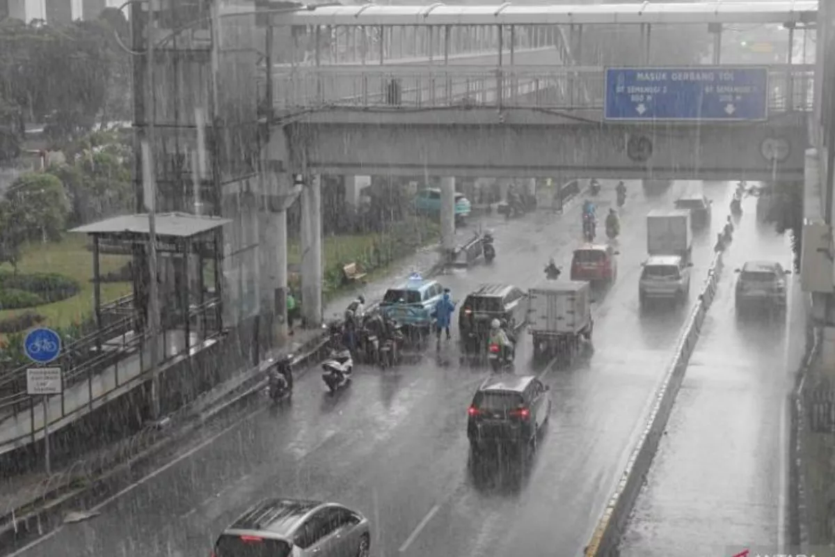 BMKG: Mayoritas Wilayah RI Berawan hingga Hujan pada Sabtu
