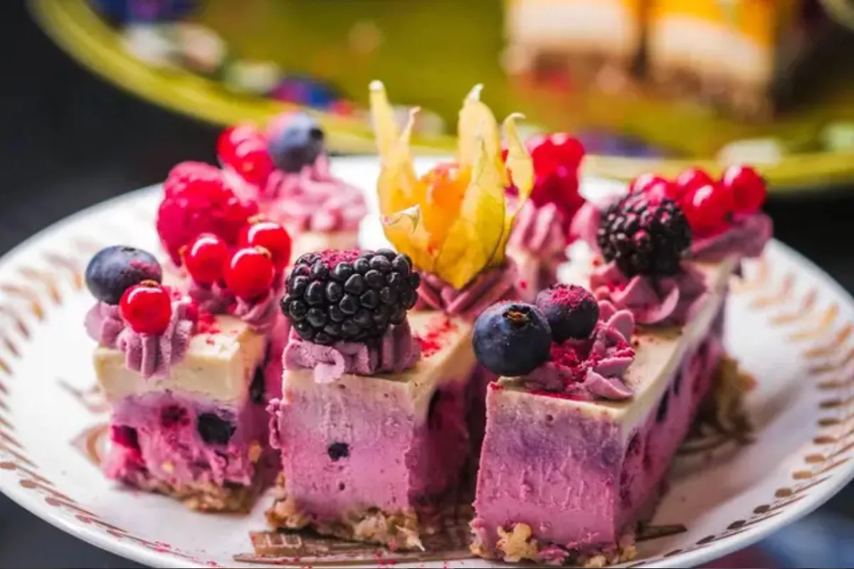 Resep Hidangan Berry Mousse Cake ala Kafe yang Mewah serta Praktis