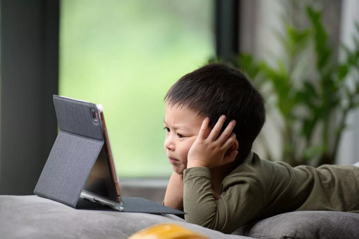 Cara Mengawasi Penggunaan Gawai dan Screen Time Anak dengan Tepat
