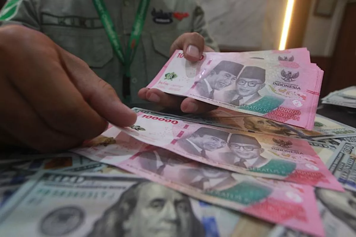 Nilai Tukar Rupiah Berpeluang Menguat Terbatas ke Rp17.650 Hari Ini