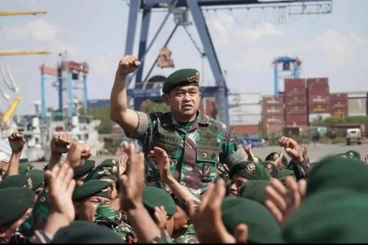 Kasad Maruli Simanjuntak Dampingi Pembangunan Jembatan di Surabaya