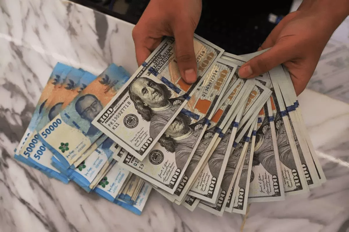 The Fed Naikkan Bunga 25 Bps, Rupiah dan IHSG Berisiko Tertekan