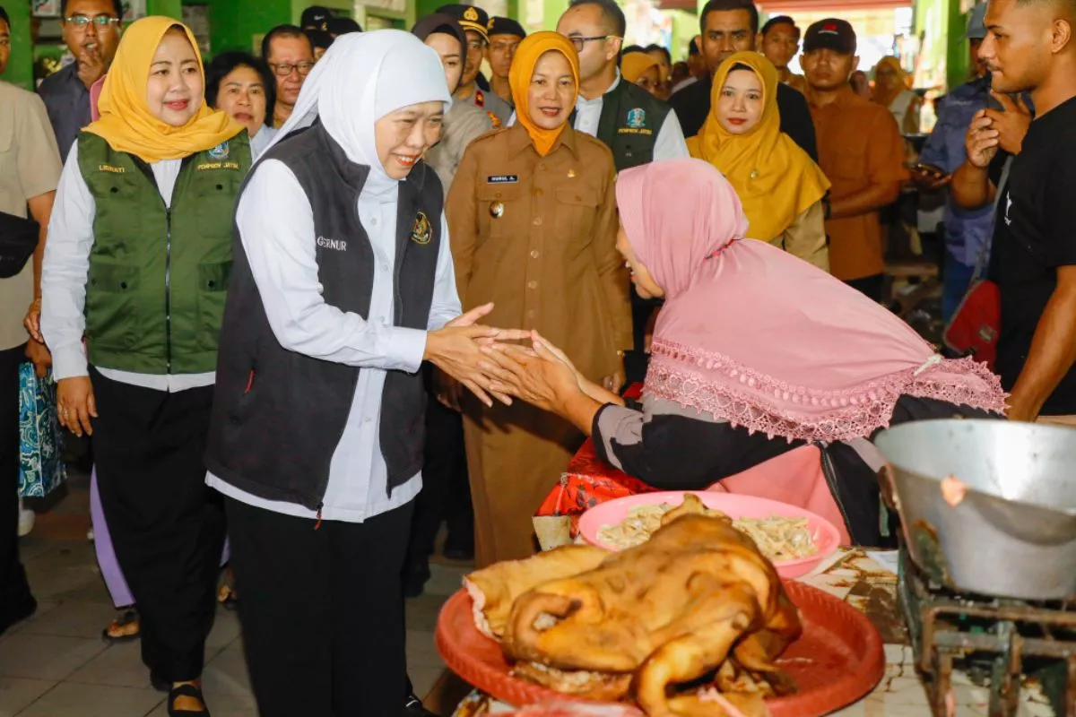 Khofifah Cek Harga Bahan Pokok di Bojonegoro, Mayoritas Stabil