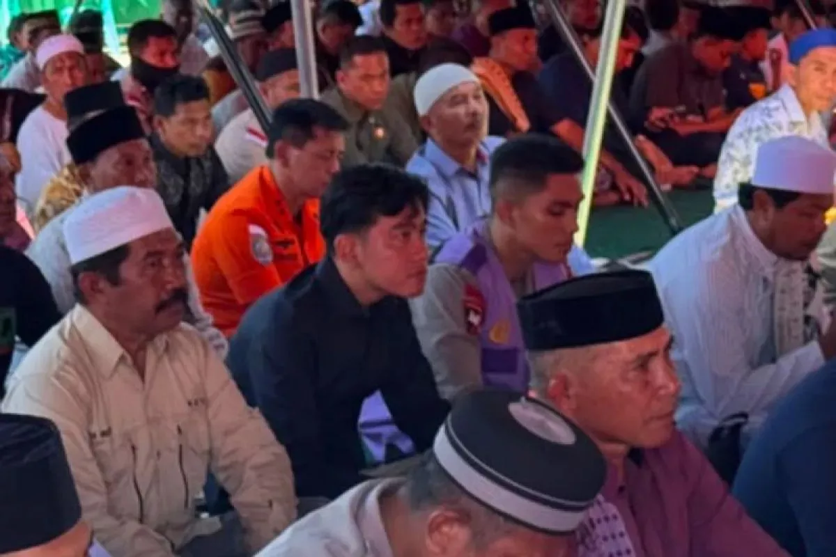 Gibran Shalat Jumat Bersama Warga Terdampak Gempa Bumi di Manggarai