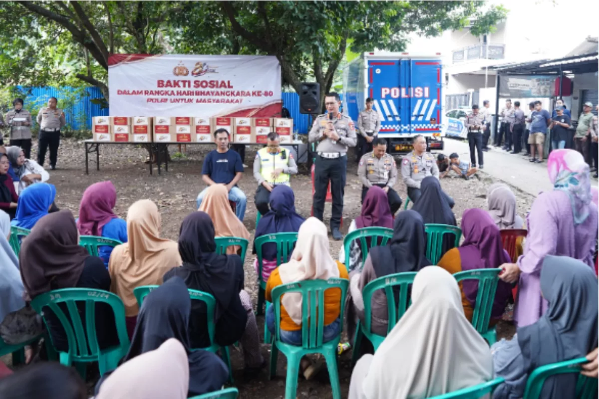 Sambut Hari Bhayangkara Ke-80, Polri Bagikan Bansos di Cikeas Udik 