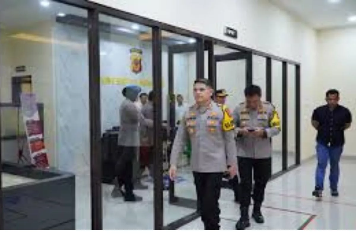 Viral Pria Terekam CCTV Curi Uang Kotak Amal Masjid di Sukaraja
