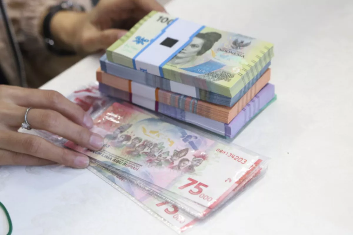 Rupiah Ditutup Menguat Rp17.917 Usai BI Tahan Suku Bunga pada 5,75 Persen