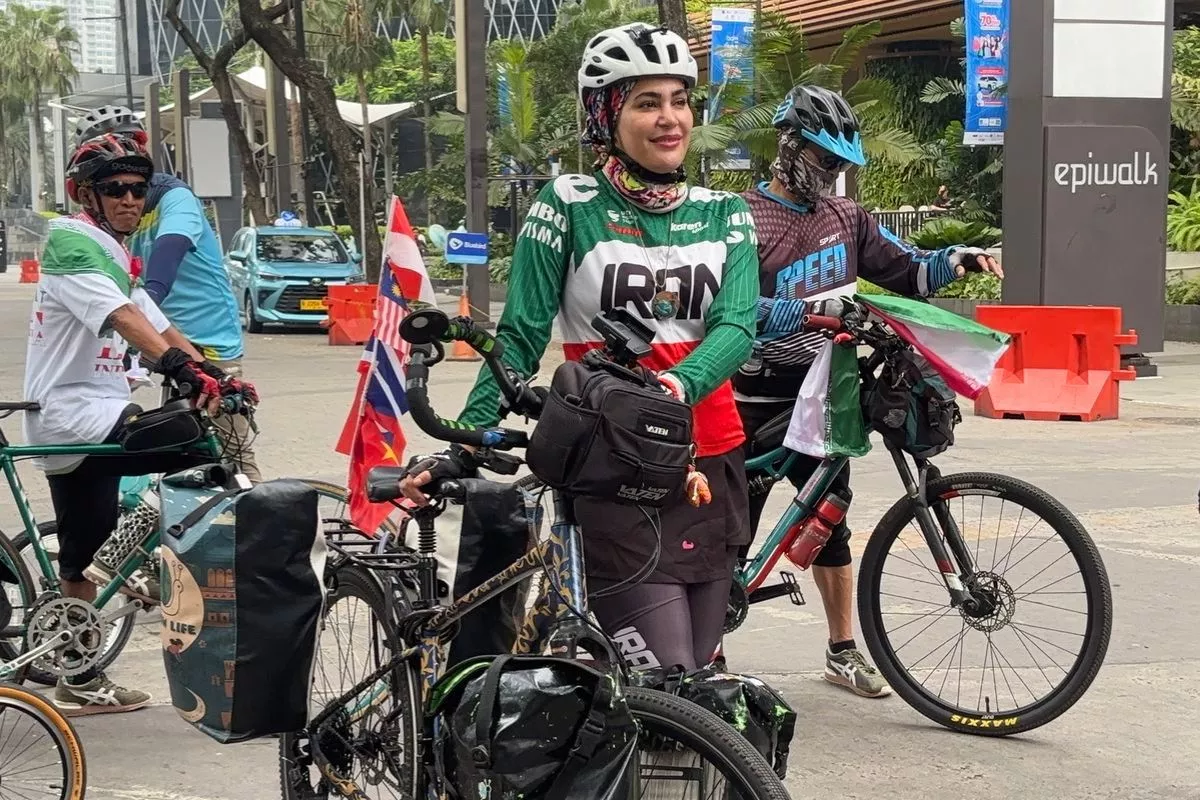 Gowes Keliling Asia, Pesepeda Iran Arezoo Sebarkan Pesan Damai