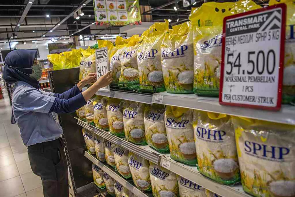 Stabilkan Pangan Nasional Bulog Pasok Beras SPHP Sesuai Harga HET