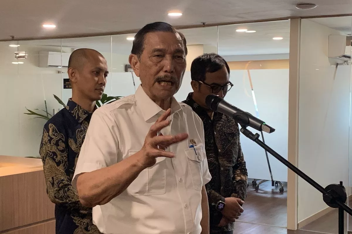 Luhut Ungkap 50 Juta Warga Miskin Terima Bansos Digital 2027