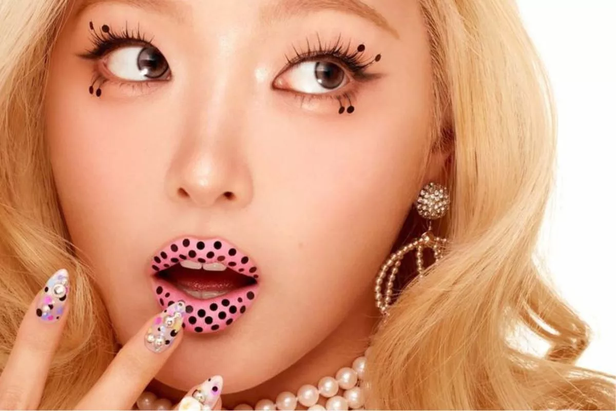 Bibir Polkadot KATSEYE di Sampul Allure Ternyata dari Konfeti