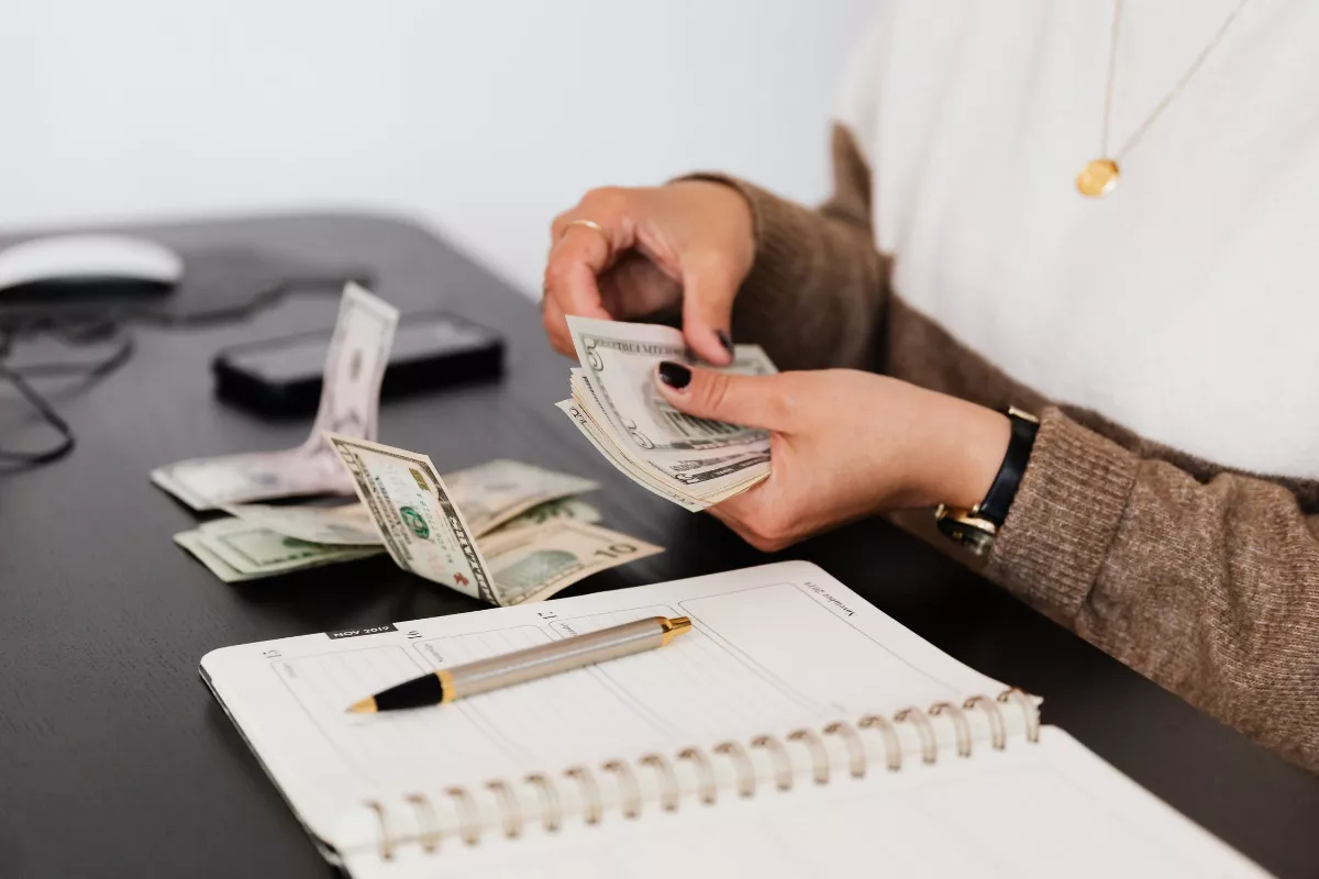 Tips Cara Mengatur Keuangan Gaji UMR Agar Bisa Menabung Tanpa Pelit