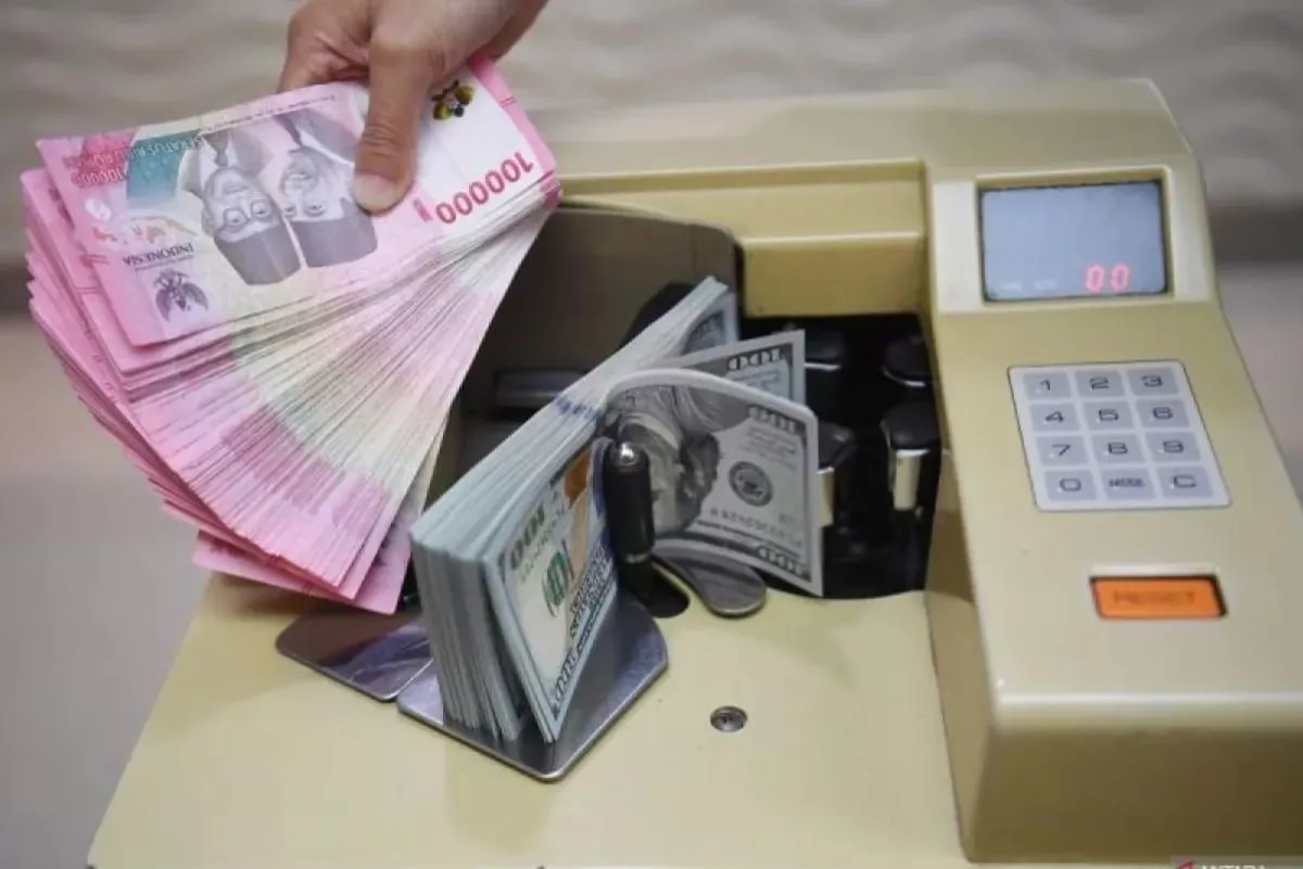 Rupiah Bertahan Menguat, Posisi Rp 17.679 per Dolar AS