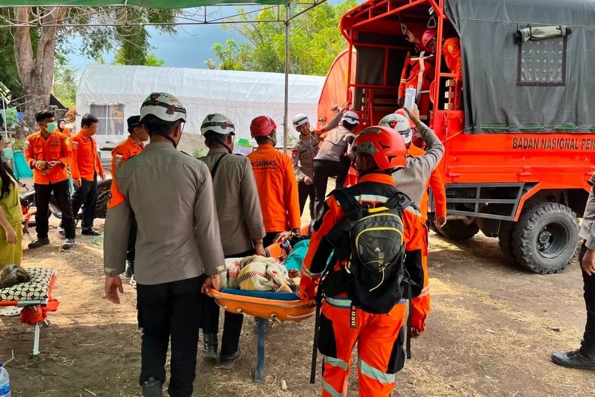 Pakai Helikopter, BNPB Evakuasi Lansia Korban Gempa di Pulau Palue