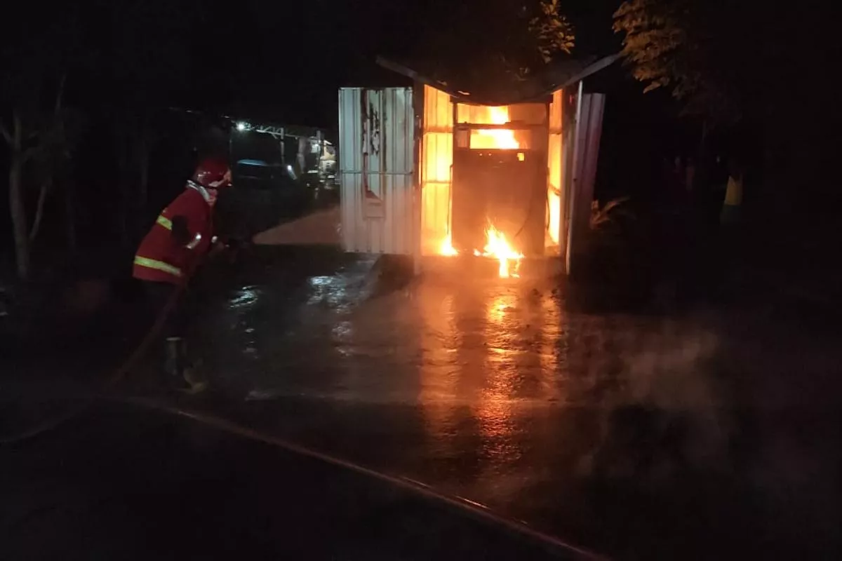 Toko Pom Mini di Tulungagung Terbakar Akibat Korsleting Listrik