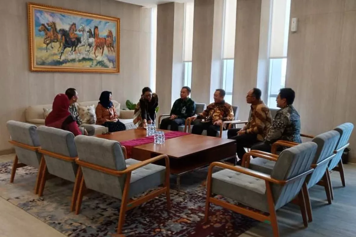 BRI Kancab Kapas Krampung Serahkan Bus ke Ubaya