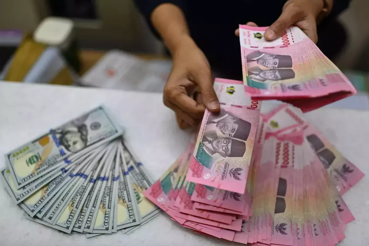 Tekanan Rupiah Berlanjut ke Rp 17.753 Per USD