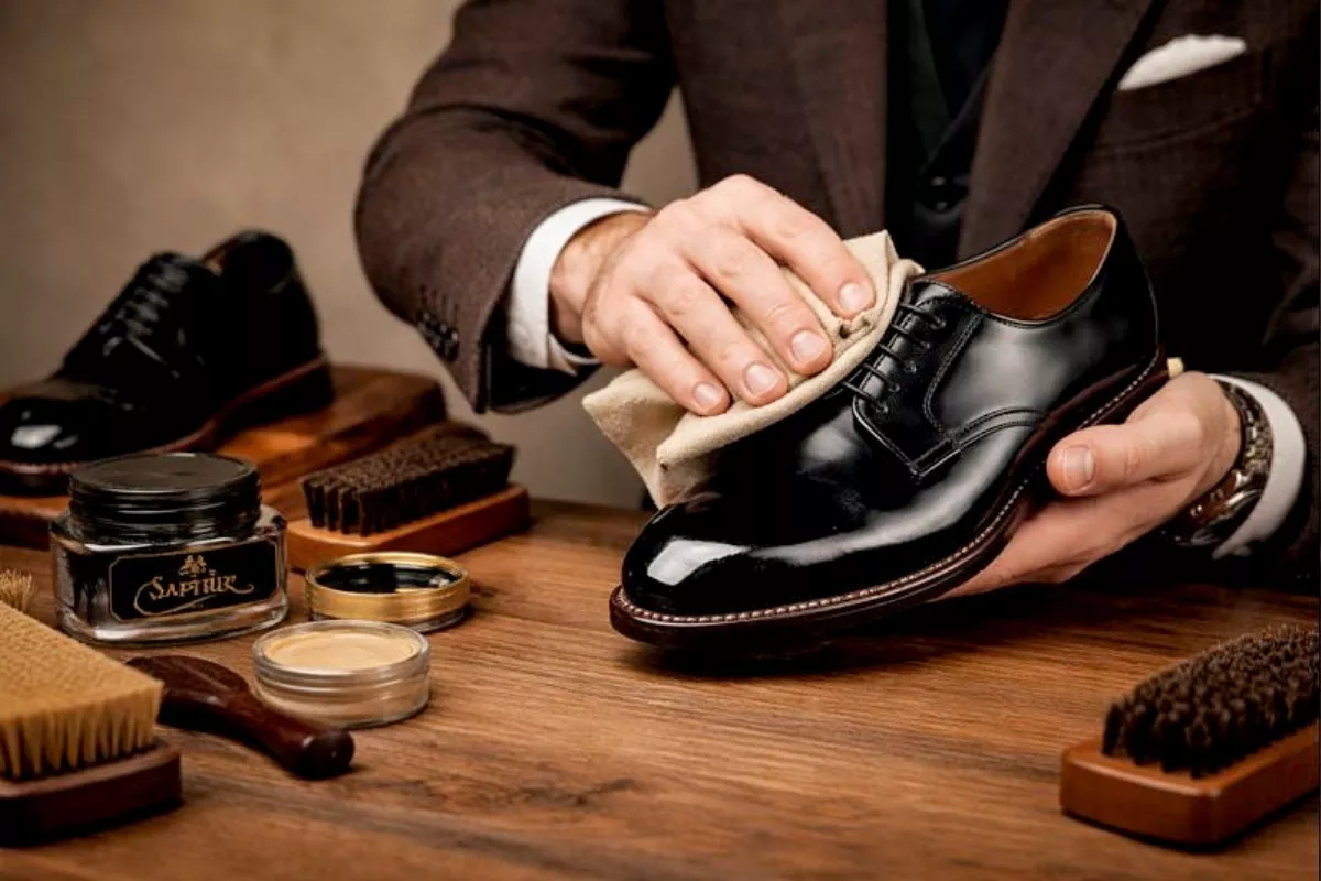 Cara Mengeringkan Sepatu Kulit yang Basah dengan Aman dan Cepat