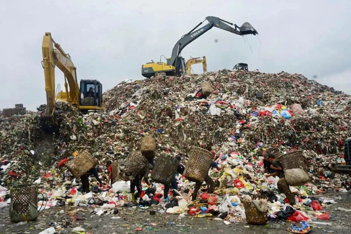 Pemerintah Olah Gunungan Sampah TPA Jadi BBM Terbarukan