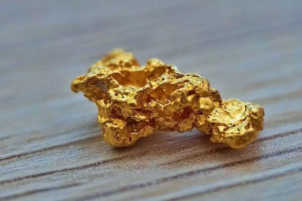 Harga Emas Spot Tertekan 0,69 Persen, Investor Perlu Cermati Hal Ini