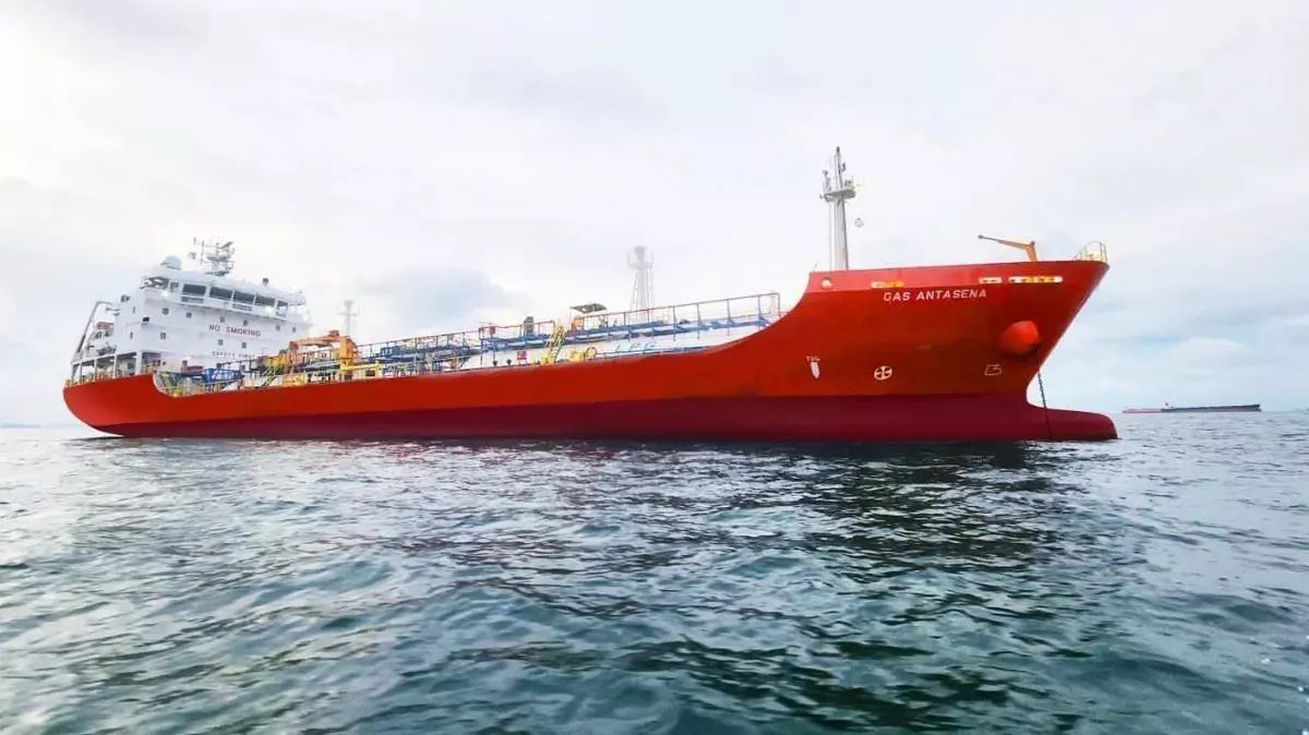 Kapal Tanker Pertamina Bersandar di Pelabuhan Ampenan Bawa 6.000 KL BBM