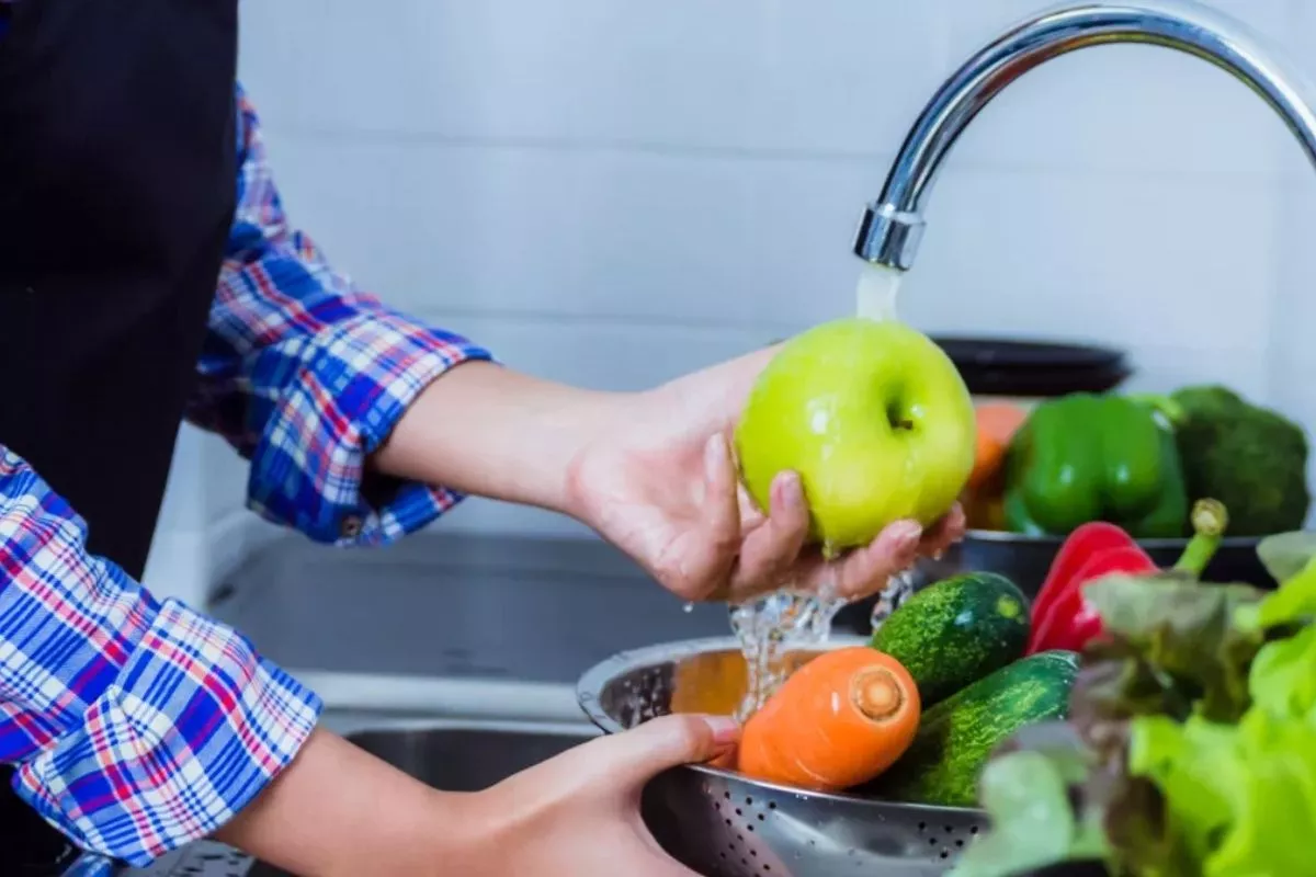 Cara Tepat Cuci Buah dan Sayur Agar Bebas Bakteri dan Kotoran