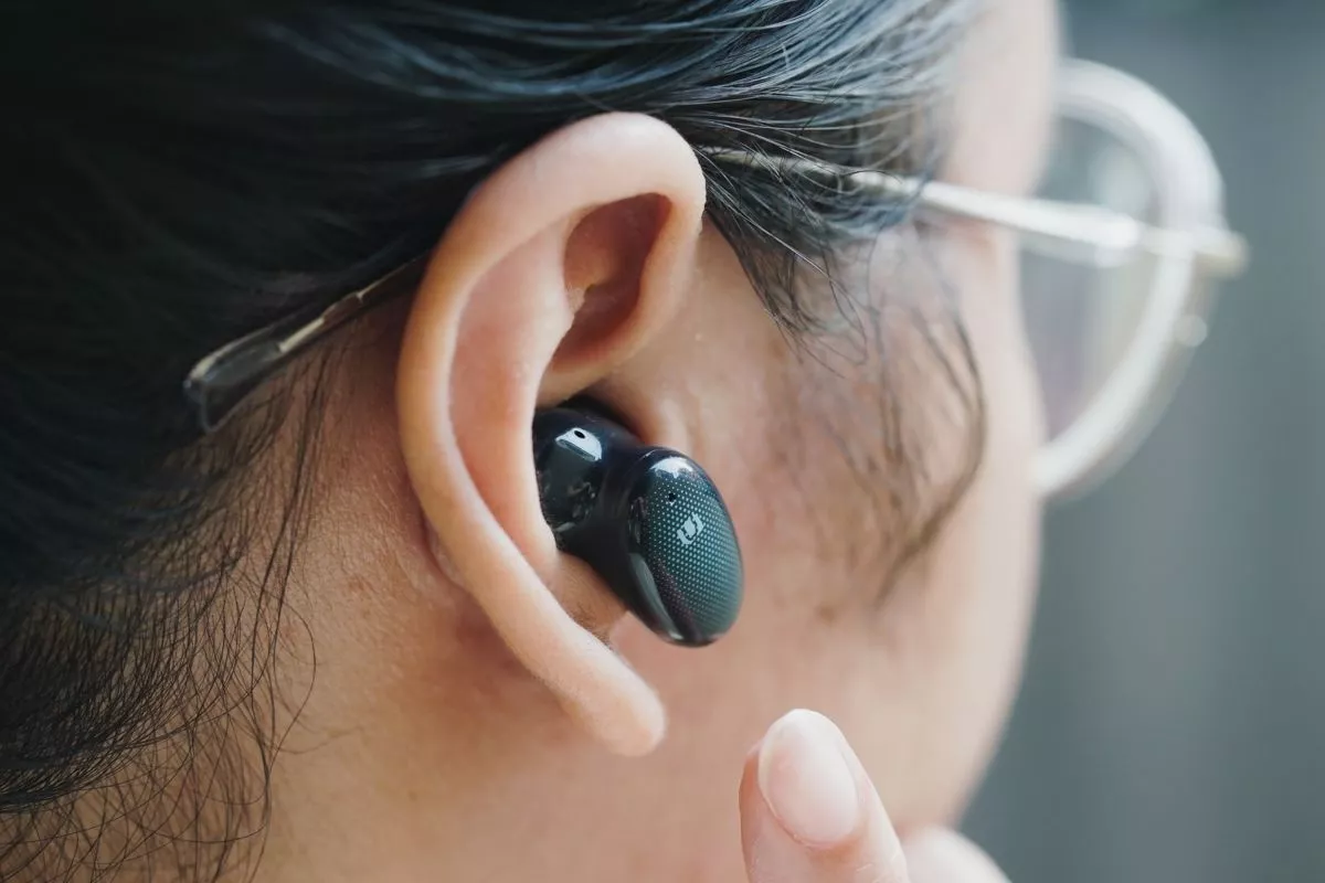 Dampak Pakai Earphone Seharian Saat Bekerja Bagi Kesehatan Telinga