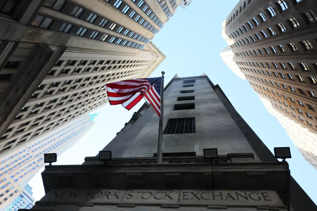 Wall Street Melemah Akibat Aksi Jual Saham Sektor Semikonduktor