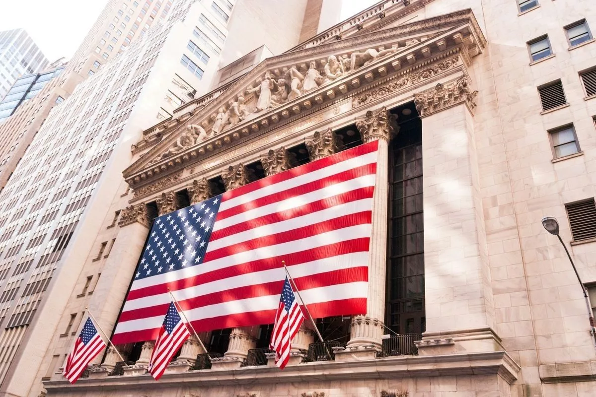 Wall Street Jelang Libur: Dow Jones Cetak Rekor, Saham Chip Rontok