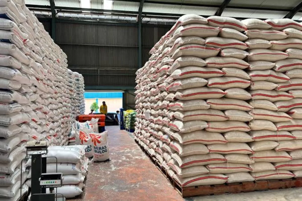 Stok Bulog Melimpah, Kemendagri Sentil Kenaikan Harga Beras