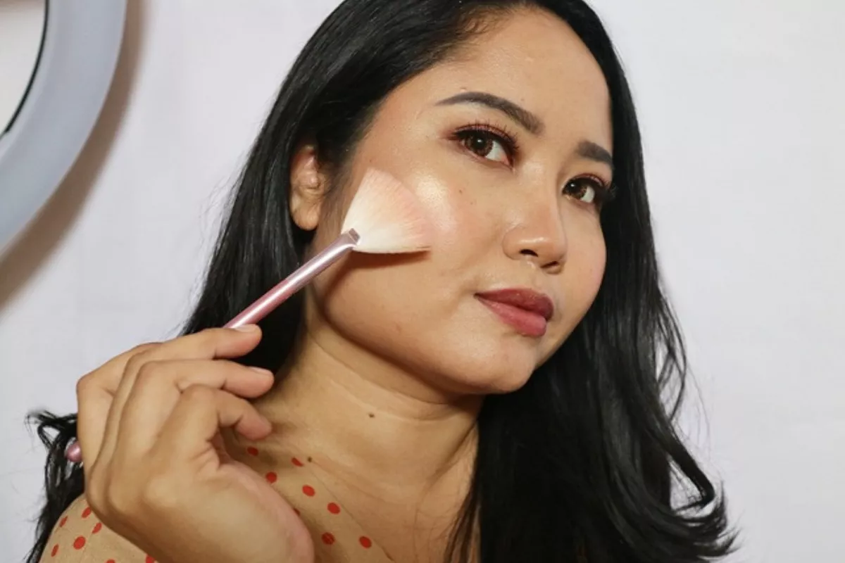 Pahami Trik Pakai Highlighter agar Garis Halus di Wajah Tersamarkan