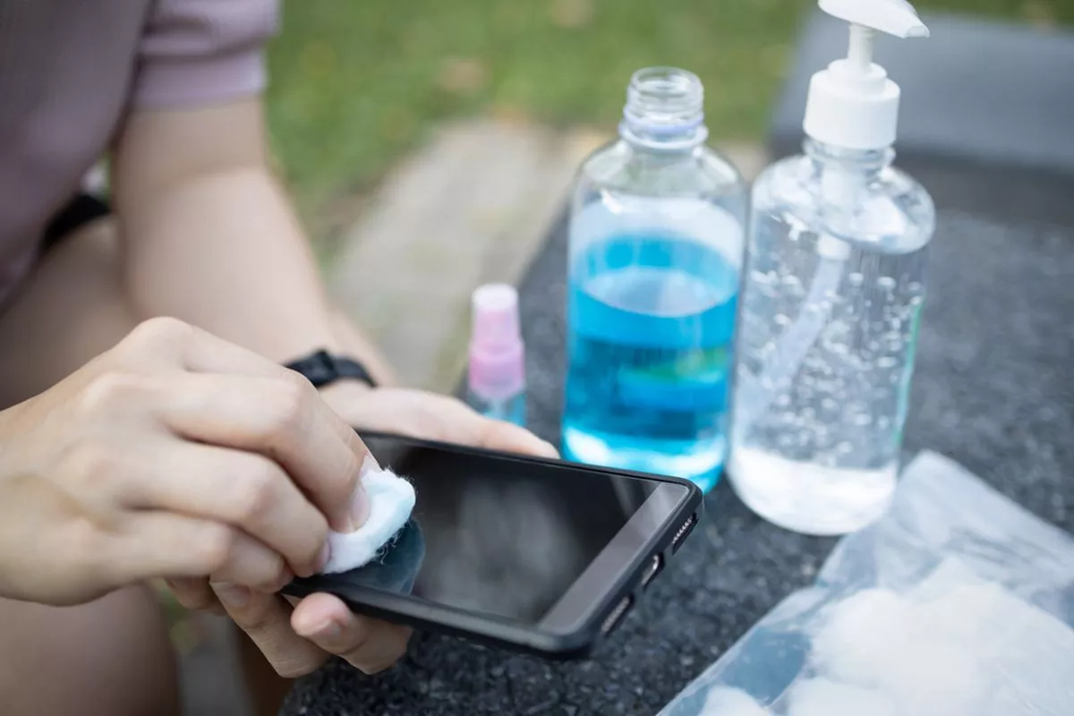 Tips Membersihkan Layar Gadget dengan Kain Mikrofiber yang Benar 