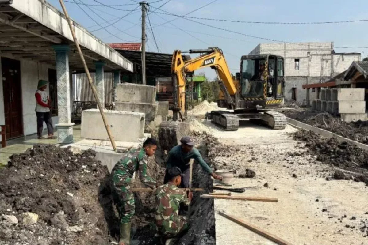 TMMD Ke-129 Kodim Bojonegoro Bangun Drainase Desa Kesongo