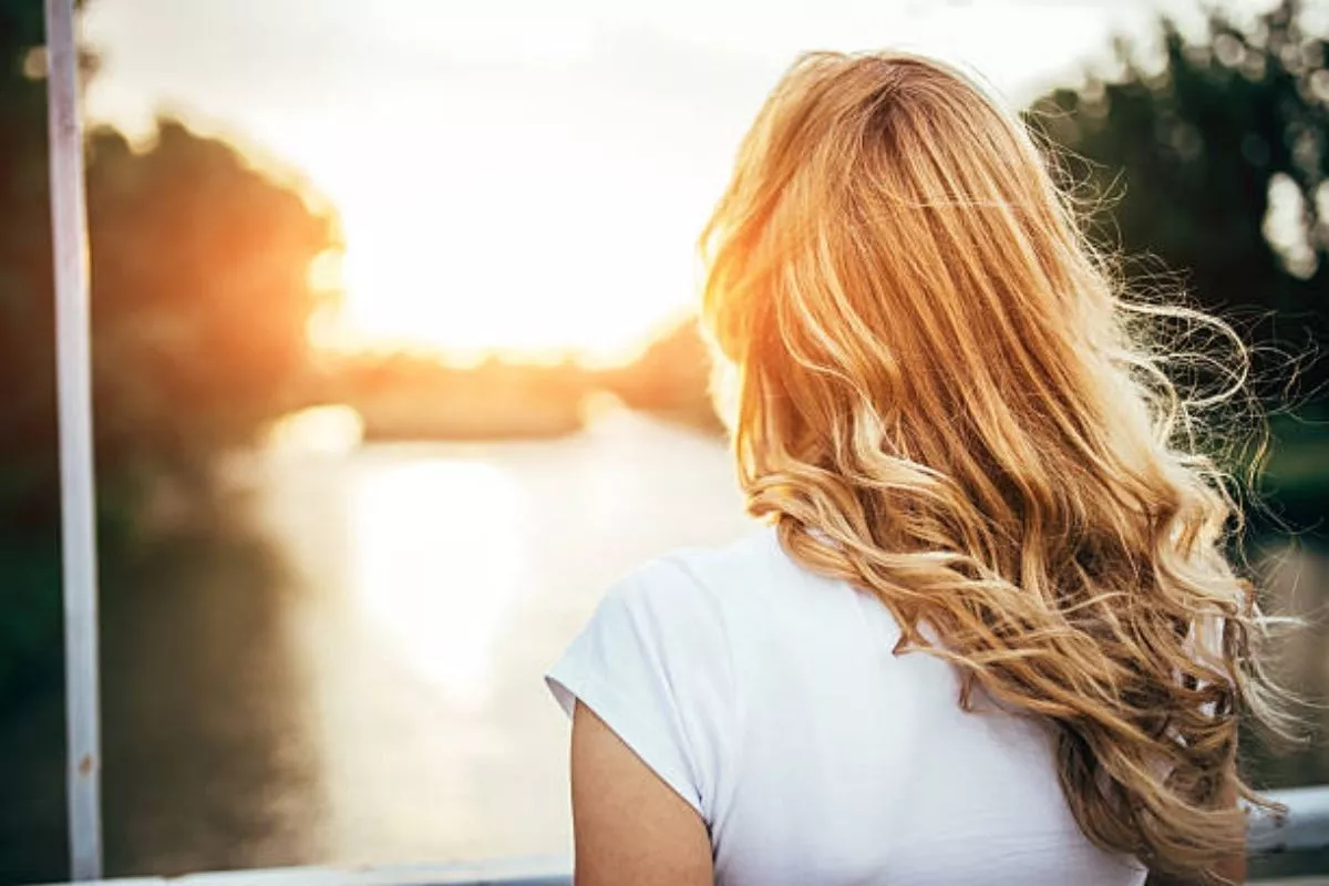 Kenapa Rambut Hitam Susah Langsung Jadi Pirang Saat Bleaching?