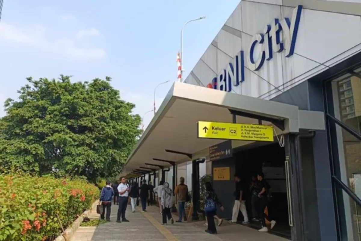 Sepekan Pindah ke Stasiun BNI City, Pengguna KRL Nilai Tak Efisien