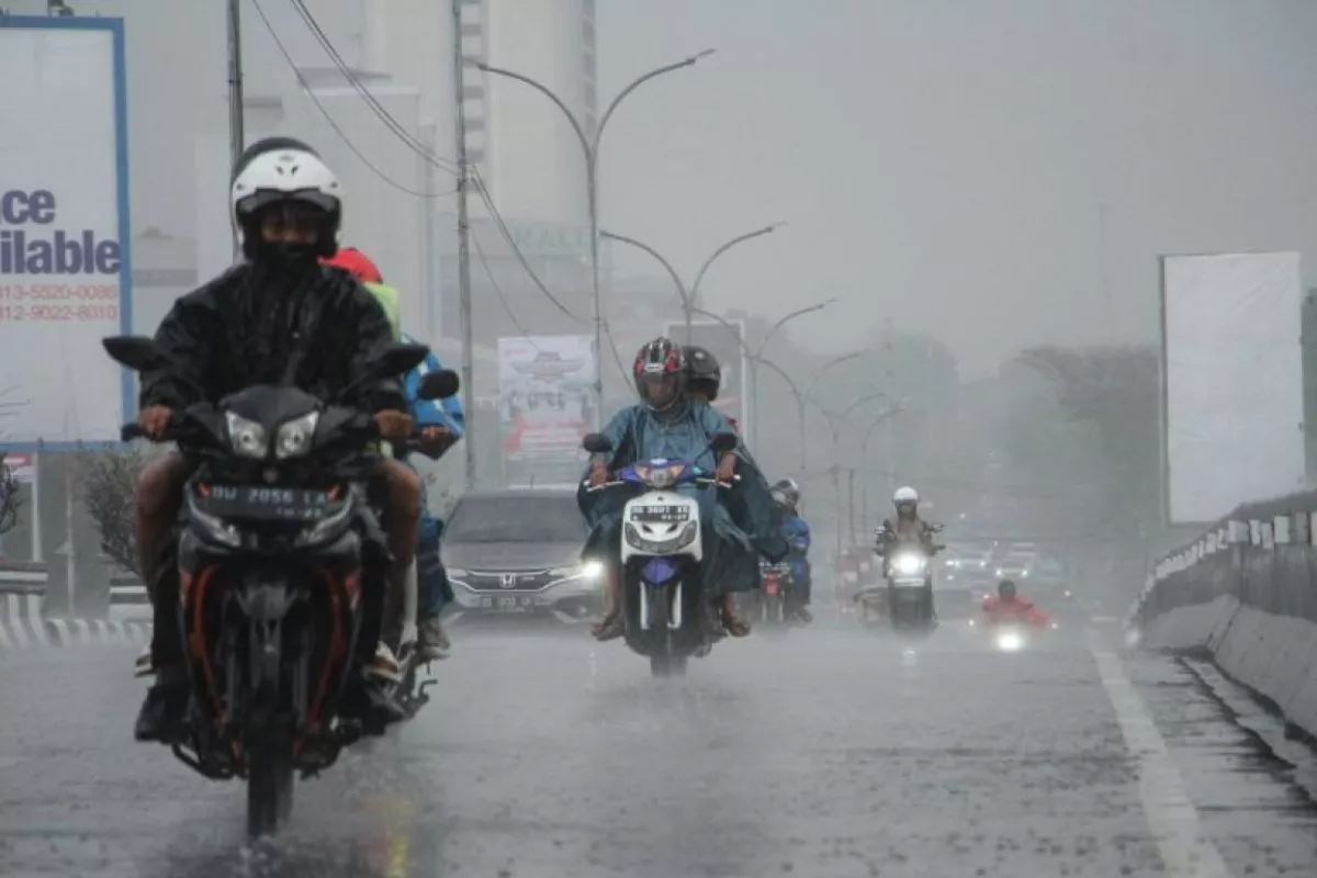 Mayoritas Wilayah Indonesia Diprediksi Berawan hingga Hujan