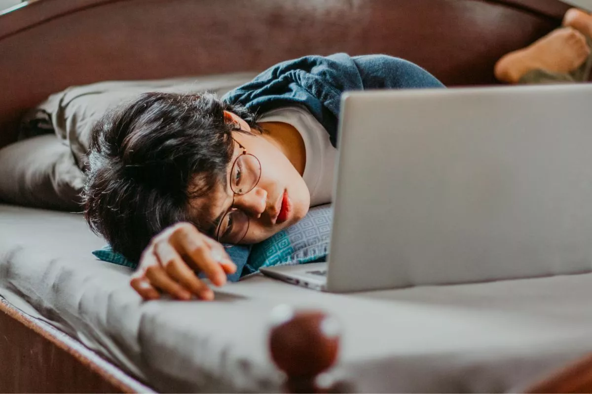 Efek Buruk Doomscrolling Sebelum Tidur yang Merusak Kualitas Hidup