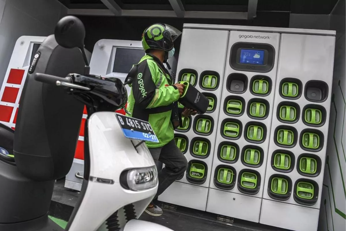 Canggih! Swap Baterai Motor Listrik di SPBKLU Hanya 3 Menit