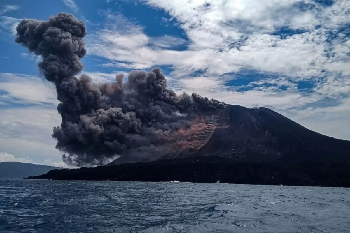 Gunung Anak Krakatau Erupsi, Jauhi Radius 3 Km Kawah Aktif