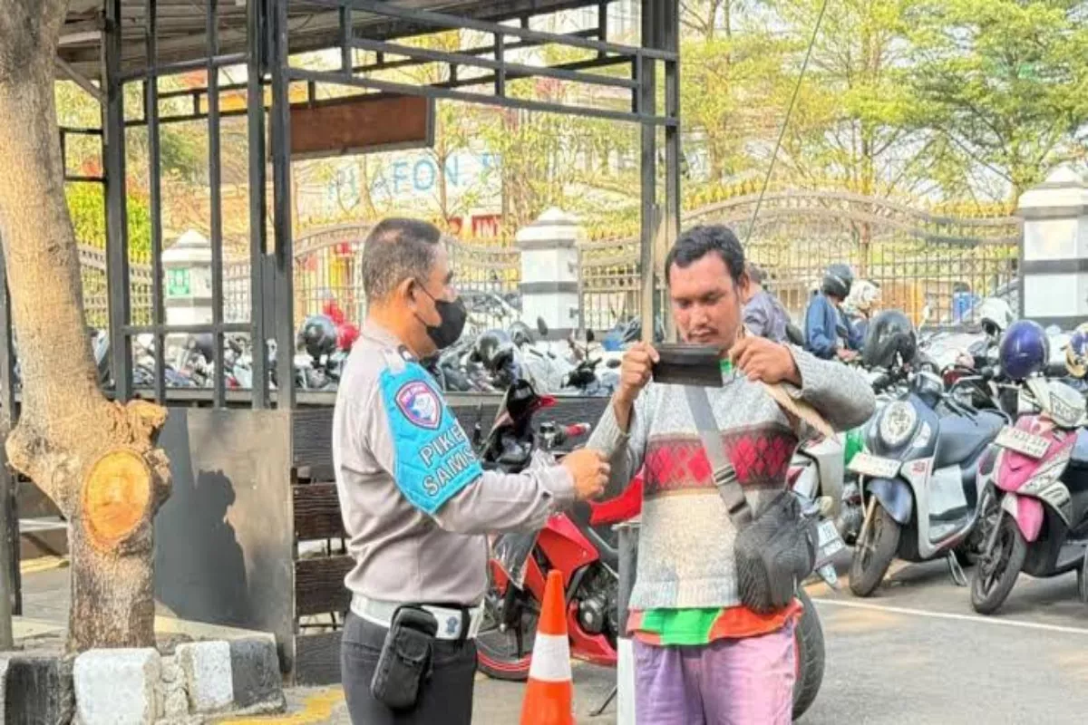 Ditlantas Polda Metro Jaya Bagikan Masker untuk Wajib Pajak Samsat