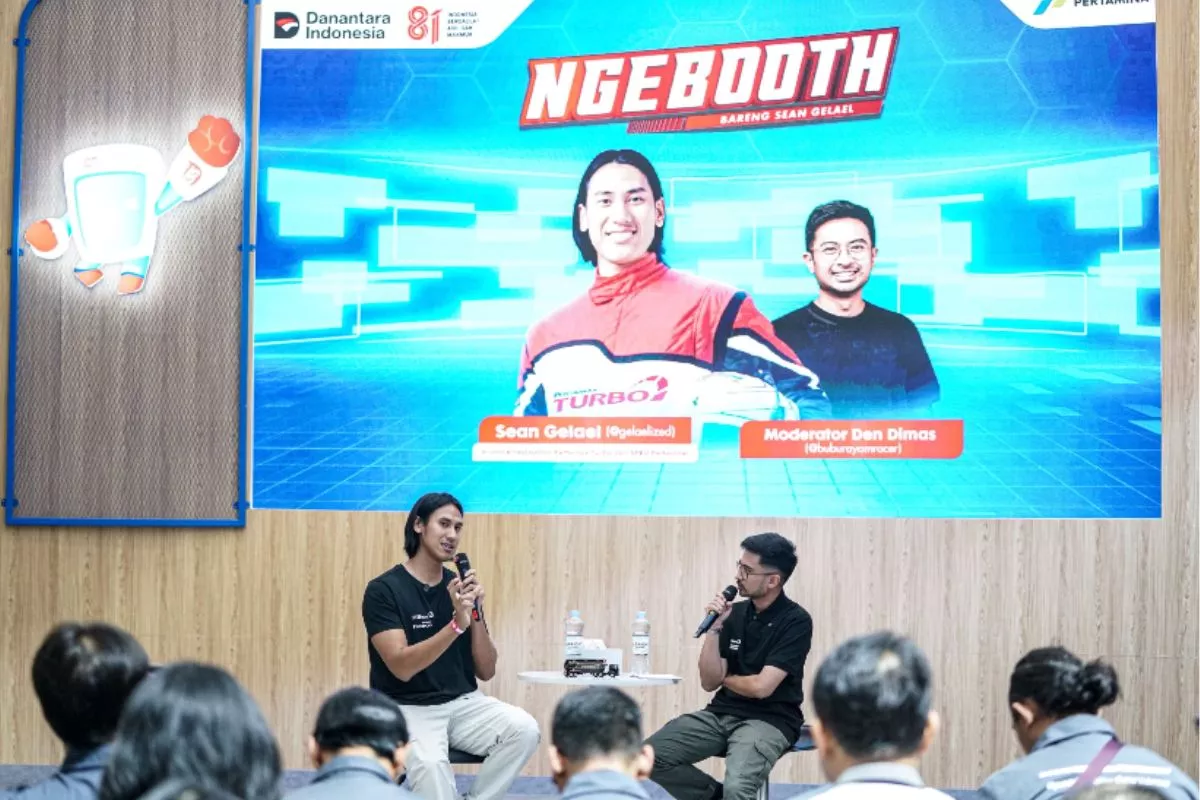 Sean Gelael Cerita Dunia Balap kepada Pengunjung GIIAS 