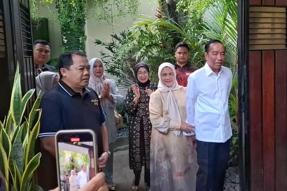 Warga Padati Rumah Jokowi di Solo untuk Ucapan HUT ke-65