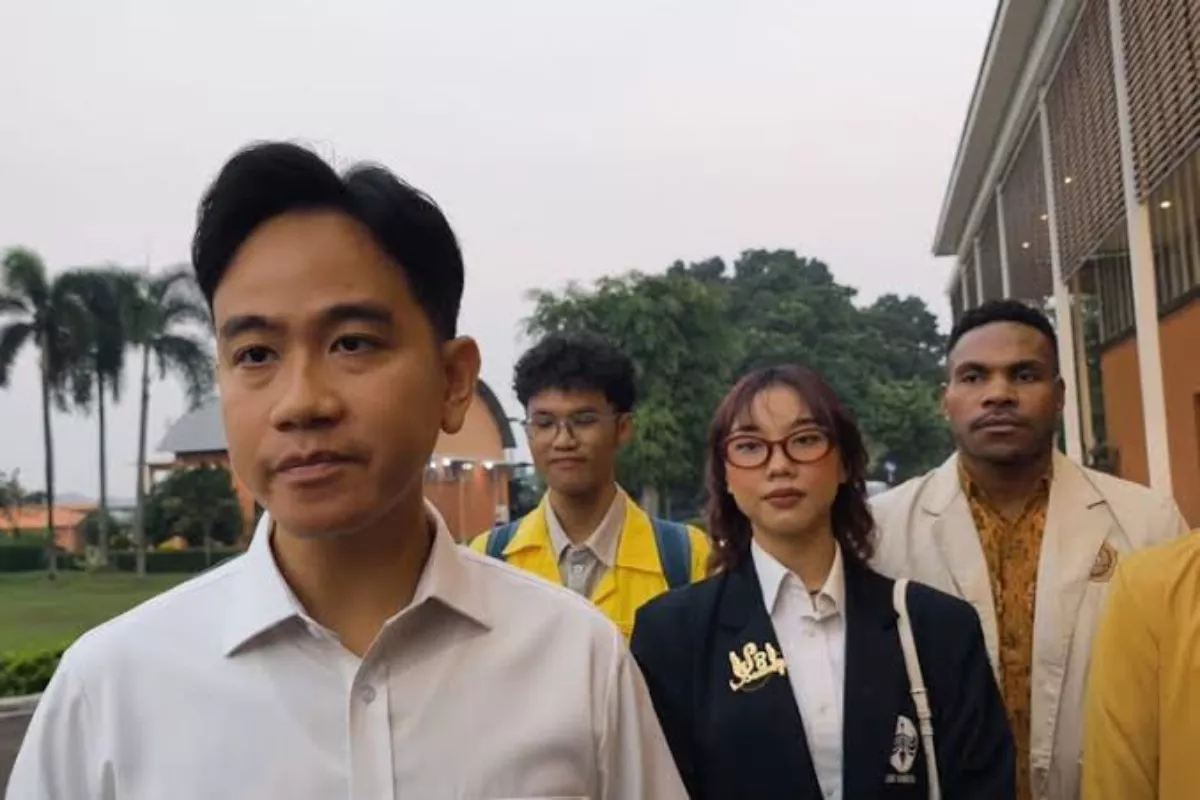 Gibran Sambangi Pengungsi Gempa Maumere, Bawa Mahasiswa Psikologi UI