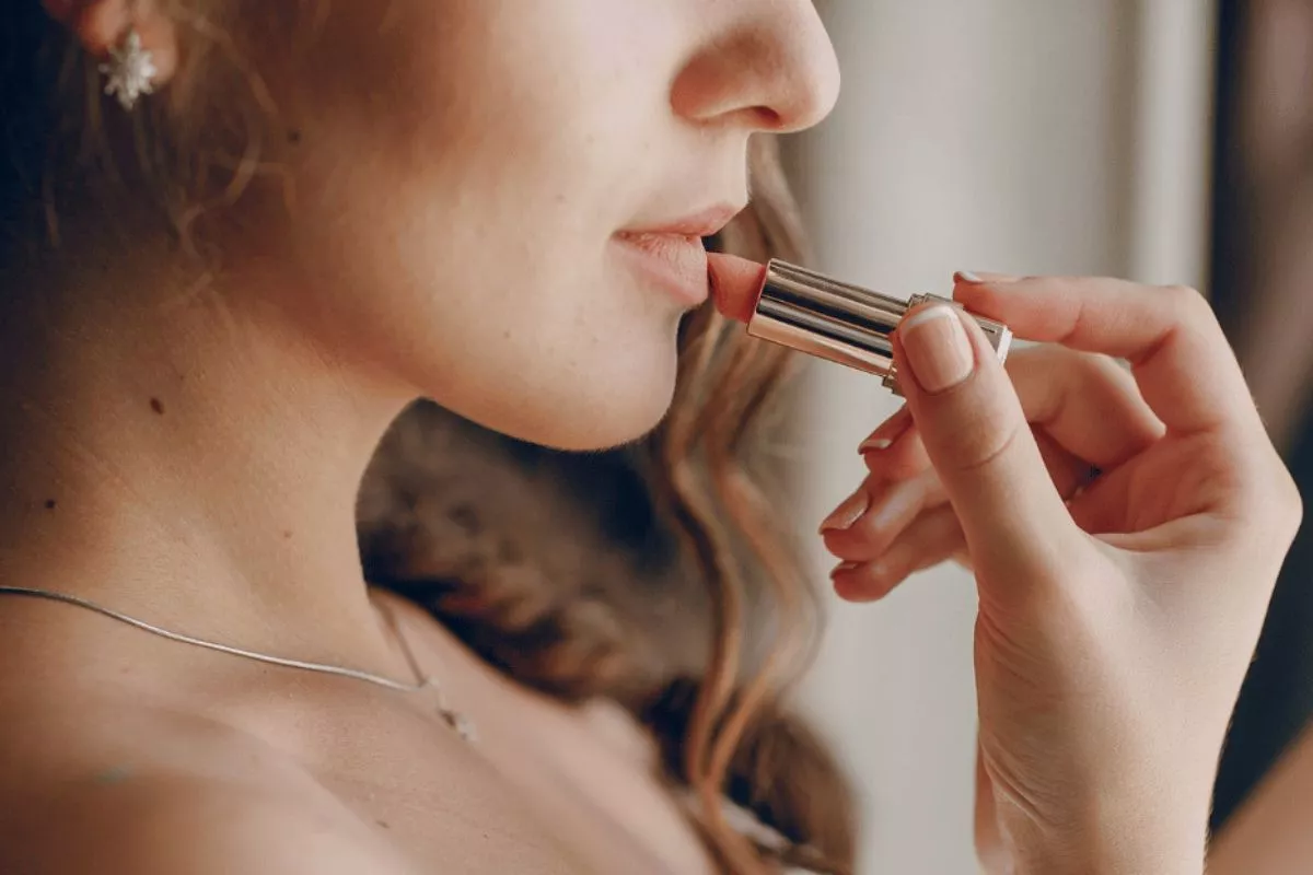 Evolusi Lipstick Effect dan Pentingnya Membaca Ulang Istilah Lawas