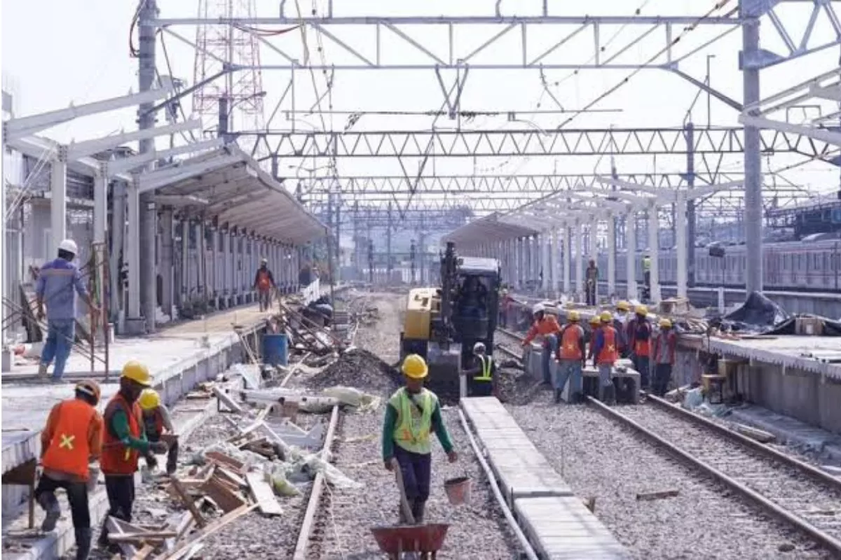 Stasiun Bogor Layani 18 Juta Penumpang, KAI Siapkan Rangkaian SF12