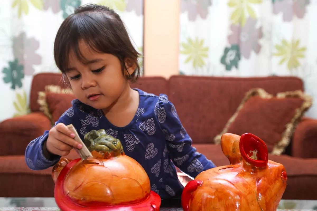 Tips Melatih Anak Menabung Sejak Dini Secara Sangat Efektif