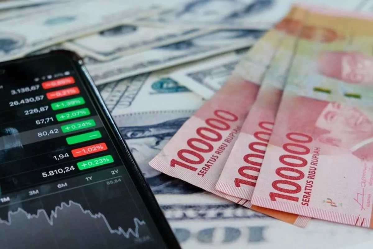 Rupiah Ditutup Melemah 0,17% ke Level Rp18.027 per Dolar AS