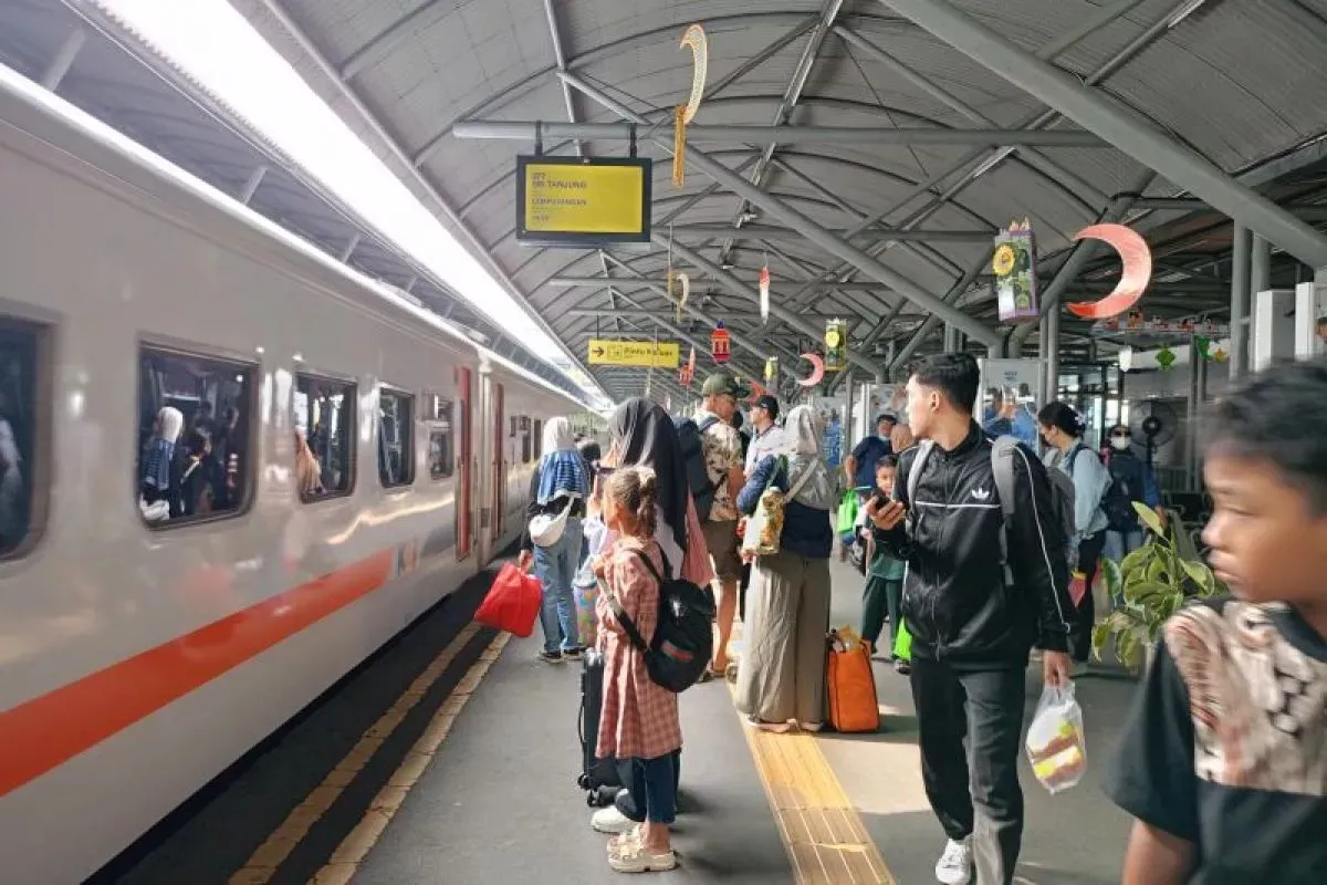 Imbas Tertemper Truk KA Malabar Tiba Terlambat di Stasiun Malang
