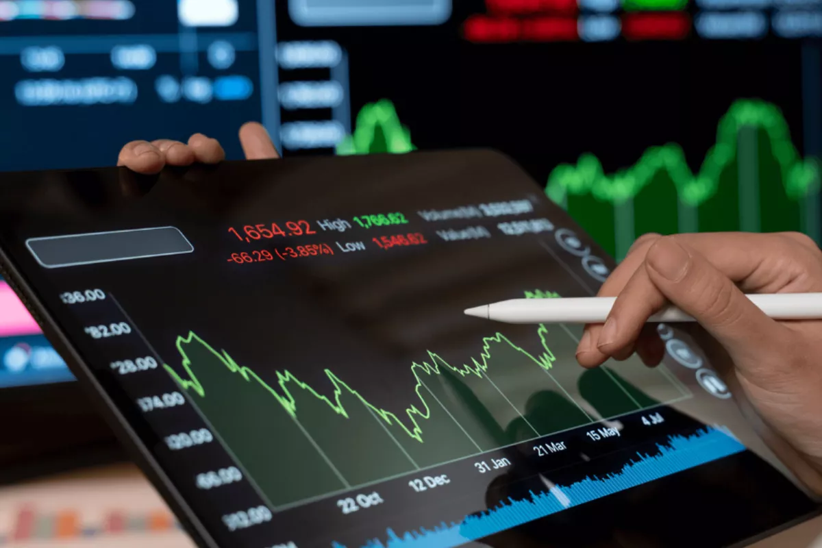 Pergerakan Saham BBCA PGAS dan DEWA Jelang Perdagangan Selasa