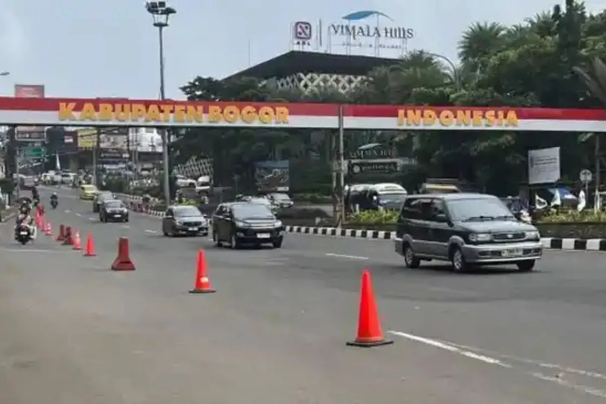 Arus Menuju Puncak Disekat, One Way Arah Jakarta Diberlakukan